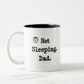 Not Sleeping Dad Mug – Funny Custom Gift Tweekleurige Koffiemok (Links)