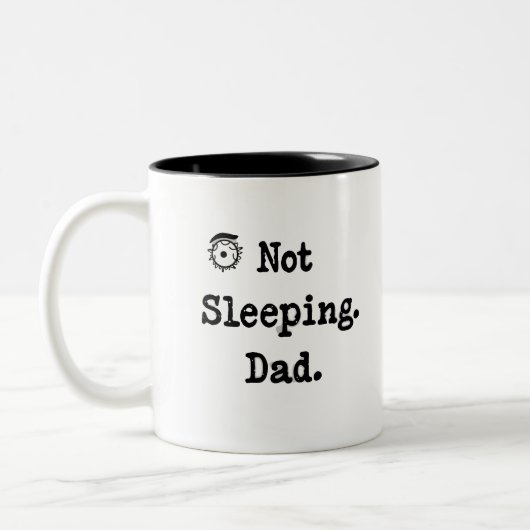Not Sleeping Dad Mug – Funny Custom Gift Tweekleurige Koffiemok (Links)