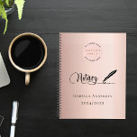 Notaris lening ondertekening agent roos goud 2025 planner<br><div class="desc">Een chique rozen gouden,  blush achtergrond,  versierd met een veren pen. Personaliseer en voeg uw zakelijke logo en een naam en jaar (en) toe. Zwarte tekst: Notaris</div>