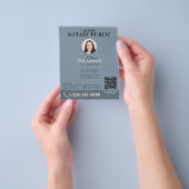 Notaris Ondertekenagent Modern Blauw Foto QR Code Flyer (Hand)