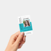 Notaris pasfoto kantoormedewerker turquoise badge (Handheld)