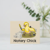 Notarische kuiken met doezelaar en documenten briefkaart (Staand voorkant)