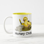 Notarische kuiken met doezelaar en documenten tweekleurige koffiemok (Links)