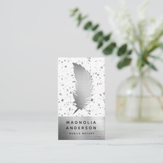 Notarische Openbare het Ondertekenen de Quill van  Visitekaartje (Staand voorkant)