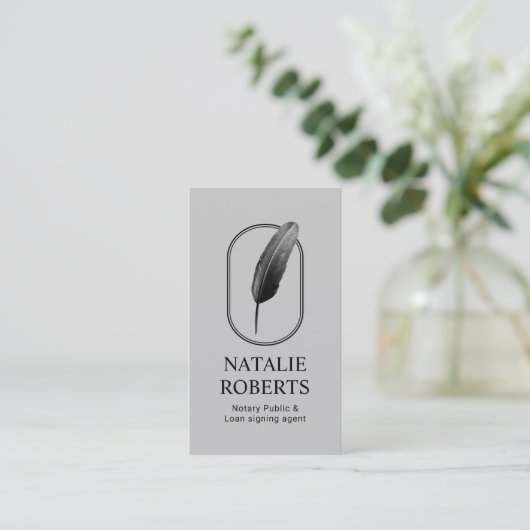 Notarisondertekenaar Modern Quill Logo Silver Visitekaartje (Staand voorkant)