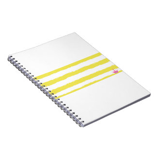 Notebook met gele strepen en een roze kroon notitieboek