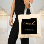 Noteerbare zwarte roos gouden ondertekenpen tote bag<br><div class="desc">Een zwarte achtergrond versierd met een roos gouden handtekeningpen. Elegant hand lettered stijlmanuscript. Jouw naam,  tekst personaliseren en toevoegen</div>