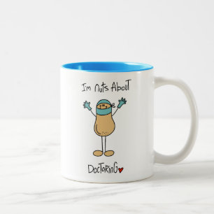 Noten over dokteren T-shirts en cadeaus Tweekleurige Koffiemok