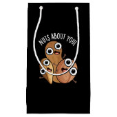 Noten Over jou Grappige Nut Puns Donker BG Klein Cadeauzakje (Voorkant)
