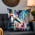 Notenkraker Ballerina Waterverf Kerstballet Kussen<br><div class="desc">Het Notenkraker Ballet Waterverf Christmas Ballerina Festive Holiday Sierkussen Cushion is voorzien van een traditioneel kerstballet met een ballerina en notenkraker. Perfect voor kerstcadeaus,  kerstdecoratie en feestjes en meer. Creëer door Evco Studio www.zazzle.com/store/evcostudio</div>