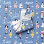 Notenkraker Custom Name Blue Christmas Inpakpapier Vel<br><div class="desc">Dit notenkraker kerstinpakpapier heeft een schattig,  grillig patroon van notenkrakers en dansende ballerina's op een blauwe achtergrond. Personaliseer het door de naam van uw kind toe te voegen in een stijlvol scriptlettertype. De perfecte gepersonaliseerde giftwrap voor de feestdagen!</div>