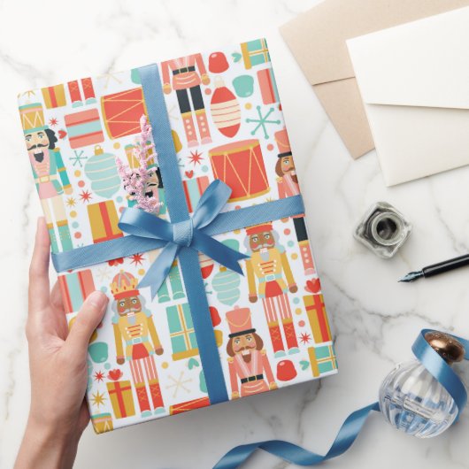 Notenkraker Kleurrijk Modern Kerstpatroon Cadeaupapier (Geschenken)