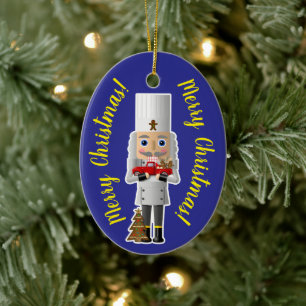 Notenkraker met kleine rode vrachtwagen keramisch ornament