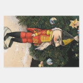  notenkraker onder kerstboom inpakpapier vel (Voorkant)