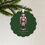 Notenkraker roze groen eenvoudige kerst ornament kaart<br><div class="desc">Groene achtergrond en een roze notenkraker. Personaliseer en voeg een naam en jaar toe.</div>