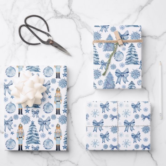Notenkraker zilveren blauwe bogen kerstcadeau inpakpapier vel (Voorkant)