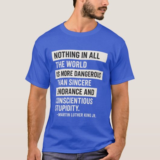 NOTHING IN ALL THE WORLD IS MORE DANGEROUS THAN SI T-SHIRT (Voorkant)