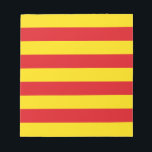 Notitieblok met de vlag van Catalonië<br><div class="desc">Show uw trots in Catalonië met dit patriottische notitieblok met de opvallende vlag van Catalonië! Met zijn gedurfde rode en gele strepen legt dit notitieblok de onmiskenbare identiteit van het Catalaanse volk vast. Of je nu herinneringen opschrijft, ideeën schetst of een oprechte noot achterlaat, dit unieke pad voegt een betekenisvolle...</div>