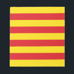 Notitieblok met de vlag van Catalonië<br><div class="desc">Show uw trots in Catalonië met dit patriottische notitieblok met de opvallende vlag van Catalonië! Met zijn gedurfde rode en gele strepen legt dit notitieblok de onmiskenbare identiteit van het Catalaanse volk vast. Of je nu herinneringen opschrijft, ideeën schetst of een oprechte noot achterlaat, dit unieke pad voegt een betekenisvolle...</div>