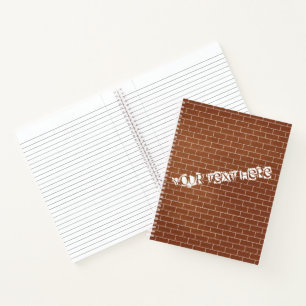 Notitieboek met bakstenen muur en aangepaste tekst