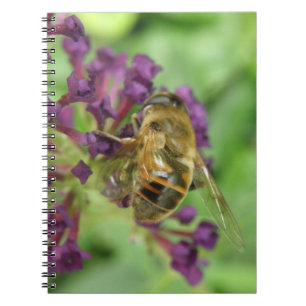 Notitieboek met honingbij en paarse bloemen