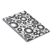 notitieboek met zwarte en witte florale oplossing (Rechterzijde)