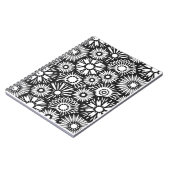 notitieboek met zwarte en witte florale oplossing (Linkerzijde)