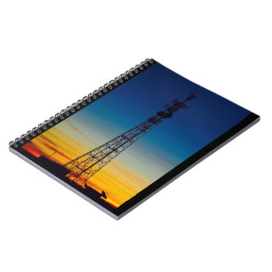 Notitieboek voor zonsondergang in towersilhouette