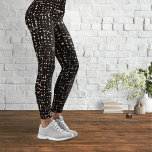 Notitieboek voor zwart-wit en zilver leggings<br><div class="desc">Een modern,  boutique-achtig achtergrondpatroon geïnspireerd door het iconische klassieke notitieboek. Een stijlvolle combinatie van een zwarte achtergrond en zorgvuldig gemaakte metalen deeltjes. Origineel ontwerp van Piotr Kowalczyk © First gepubliceerd: 22.1.2023.</div>
