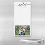 Notities Fotofamilie Magnetisch Notitieblok<br><div class="desc">Modern magnetisch notitieblok met familiefoto,  familienaam en typografisch script 'notities'.</div>