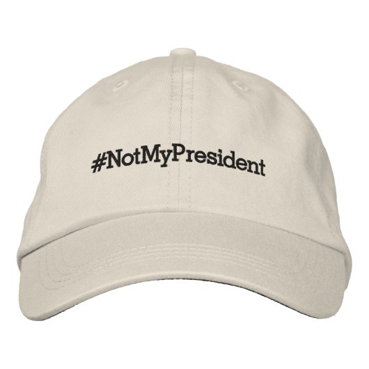 #NotMyPresident, gedurfde zwarte tekst op kaki Geborduurde Pet (Voorkant)
