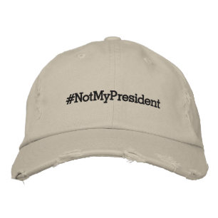 #NotMyPresident, gedurfde zwarte tekst op kaki Geborduurde Pet