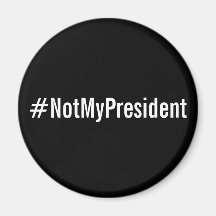 #NotMyPresident, witte letters op zwarte magneet