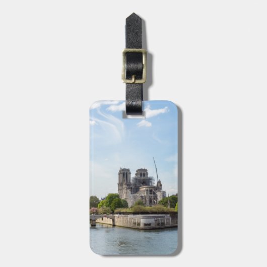 Notre Dame de Paris, de dag na de brand in 2019 Bagagelabel (Voorkant verticaal)