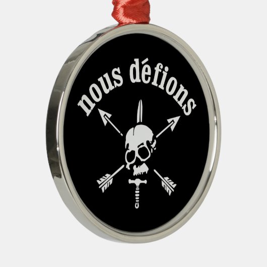 Nous Defions Ornament (Rechts)