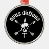 Nous Defions Ornament (Voorkant)