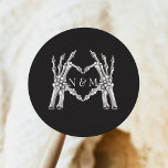 NOVA Halloween Skeleton Heart Hands Wedding Ronde Sticker<br><div class="desc">Het NOVA 'Til Death Wedding Collectie bevat  grafiet bloemstukken,  gotische schedels en skeletten met een feestelijk Halloween geïnspireerd lettertype. Dit collectie is ideaal voor het edgy herfst paar. Shop het complete collectie voor een evenement dat zeker indruk zal maken.</div>