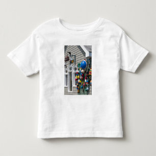 Nova Scotia, Canada. Boei winkel in  Blue Rocks in Kinder Shirts