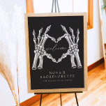 NOVA Skelet Hart Handen Bachelorette Welkom Poster<br><div class="desc">Het NOVA 'til death Bachelorette Collectie bevat grafiet bloemstukken,  skeleton handen en schedels met een halloween geïnspireerd lettertype. Dit collectie is ideaal voor de off-beat bruid met een donkere kant. Vind alle bijpassende NOVA-stukken voor een volledig gecoördineerd evenement.</div>