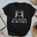 NOVA Skull Bride of Die Till Death Bachelorette T-shirt<br><div class="desc">Dit bacheloret tot de dood ons doet" van het shirt bevat een hartvormig skelethandje en een stijlvol lettertype. Paar dit shirt met het 'bruid of die' shirt voor de bruid voor een samenhangende bachelorette.</div>