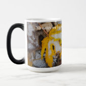 November bos: Gele bladeren onder de sneeuw Magische Mok (Links)