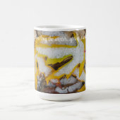 November bos: Gele bladeren onder de sneeuw Magische Mok (Midden)