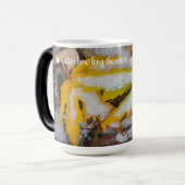 November bos: Gele bladeren onder de sneeuw Magische Mok (Voorkant links)