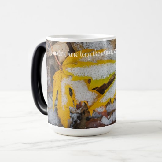 November bos: Gele bladeren onder de sneeuw Magische Mok (Voorkant links)