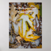 November bos: Gele bladeren onder de sneeuw Poster (Voorkant)