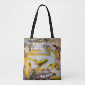 November bos: Gele bladeren onder de sneeuw Tote Bag (Voorkant)