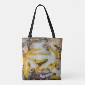 November bos: Gele bladeren onder de sneeuw Tote Bag (Achterkant)