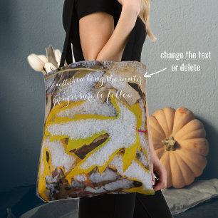 November bos: Gele bladeren onder de sneeuw Tote Bag