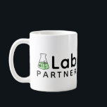 Nr. 1 Lab Partner Science Friend Erlenmeyer Flask Koffiemok<br><div class="desc">Deze mok leest "#1 de Partner van het Laboratorium"met een erlenmeyer met de woorden "#1"op het,  alsof u een steekproef in het wetenschapslaboratorium etiketteerde. Ideaal voor universiteitsstudenten in de chemieklasse of medewerkers in een lokaal laboratorium.</div>