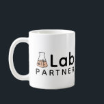 Nr. 1 Lab Partner Science Friend Erlenmeyer Flask Koffiemok<br><div class="desc">Deze mok leest "#1 de Partner van het Laboratorium"met een erlenmeyer met de woorden "#1"op het,  alsof u een steekproef in het wetenschapslaboratorium etiketteerde. Ideaal voor universiteitsstudenten in de chemieklasse of medewerkers in een lokaal laboratorium.</div>